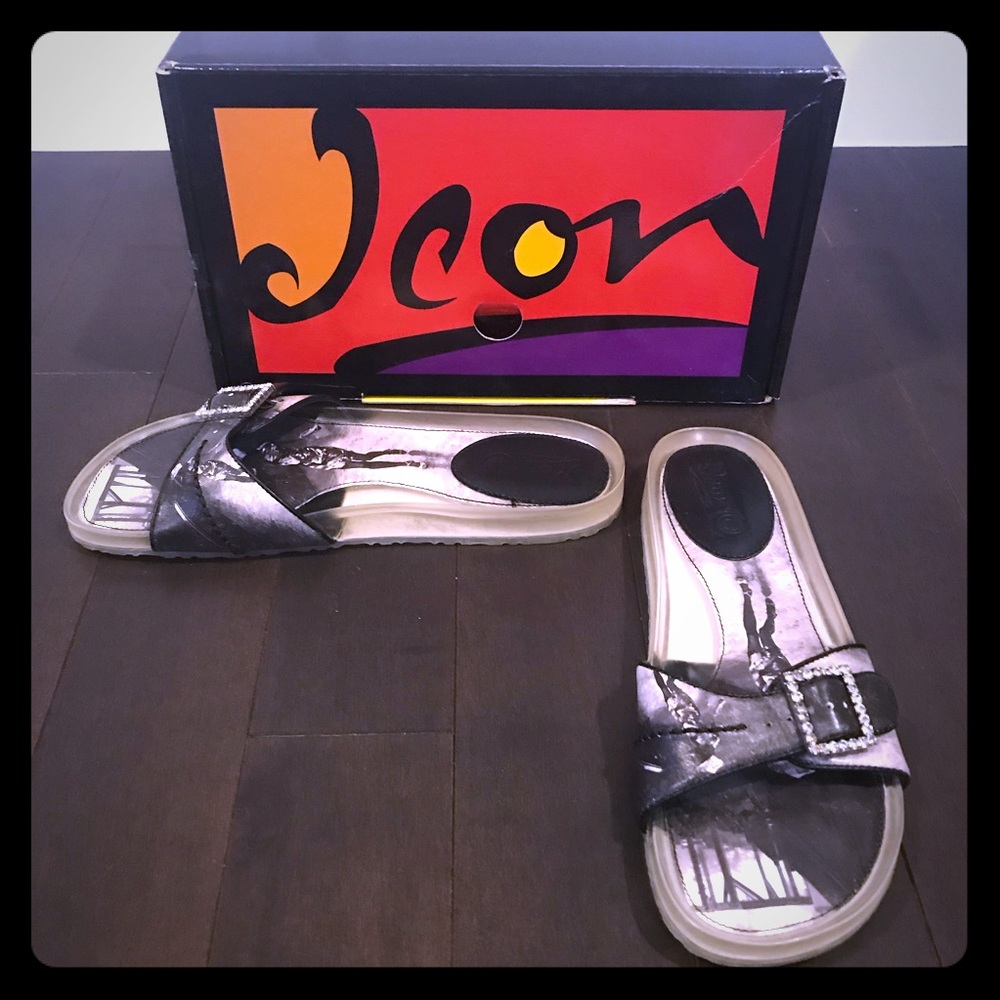 Icon limited edition art printed leather slides “vintage” size 9 Retail $125
